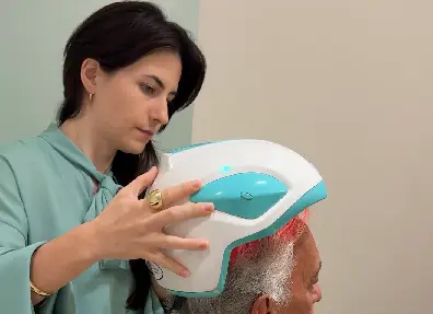 Dra. Thainá aplicando capacete de fotobiomodulação