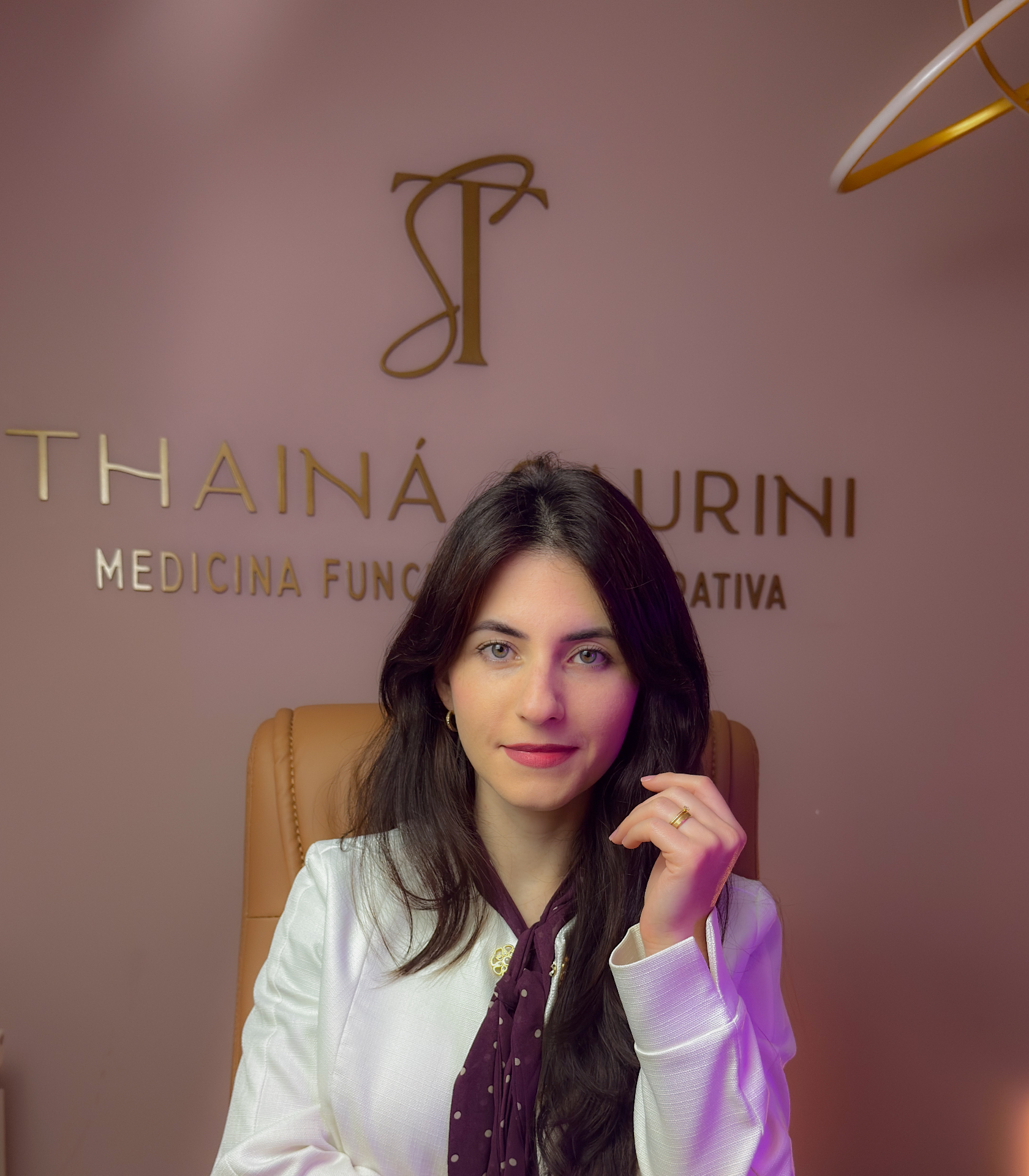 Dra. Thainá Saurini em seu consultório